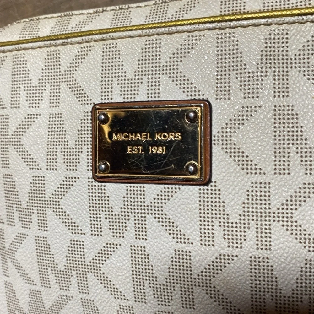 MICHAEL KORS Large East West Crossbody in Signature